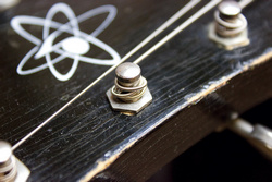 Что делать, если дребезжат струны на гитаре