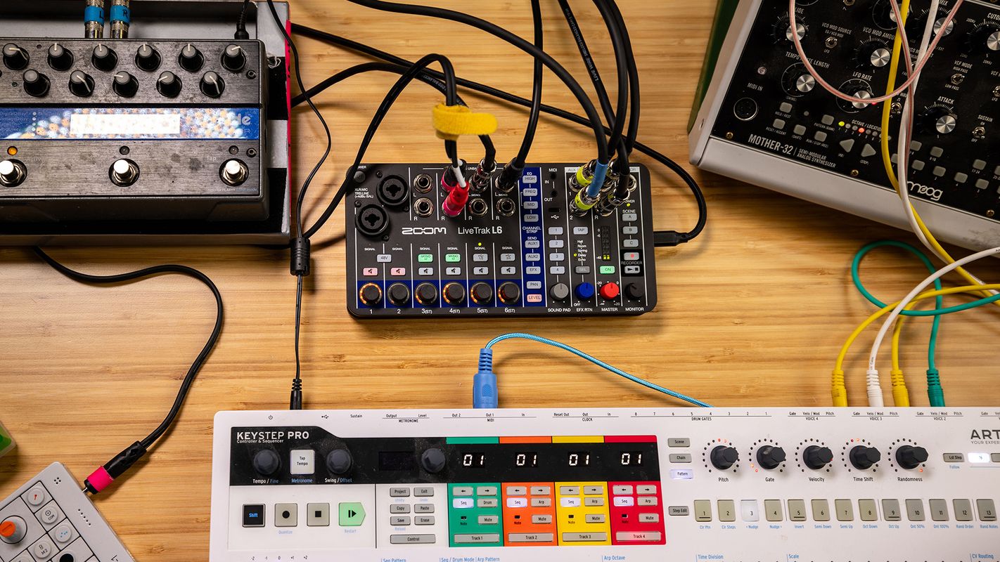 Цифровой микшер / рекордер Zoom LiveTrak L-6 - купить в Одессе