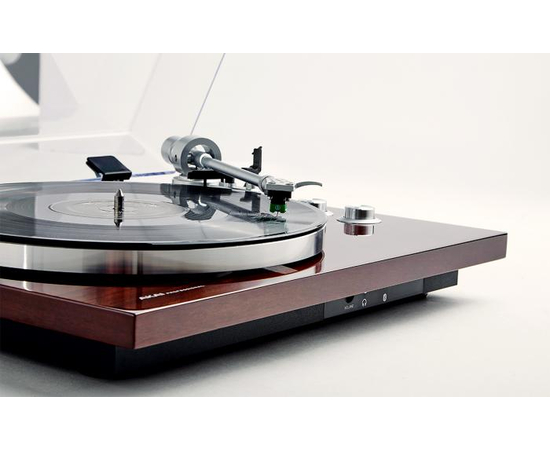 Проигрыватель виниловых дисков c Bluetooth интерфейсом AKAI BT500 WALNUT