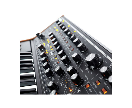 Аналоговый синтезатор MOOG SUBSEQUENT 37