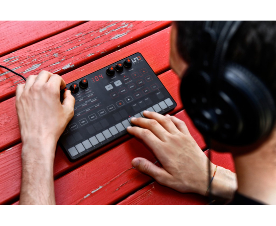 Портативный аналоговый синтезатор IK MULTIMEDIA UNO Synth