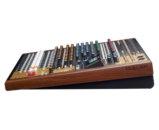Микшерный пульт TASCAM  Model 16