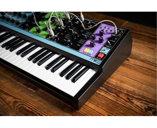 Синтезатор аналогового моделирования MOOG MATRIARCH