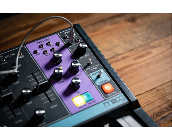 Синтезатор аналогового моделирования MOOG MATRIARCH