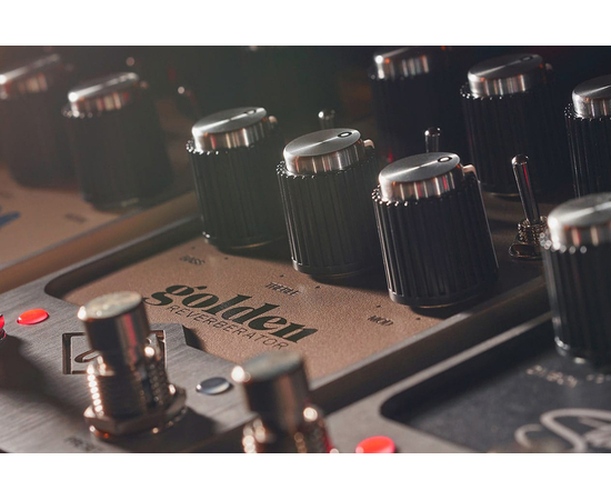Педаль эффектов UNIVERSAL AUDIO Golden Reverberator
