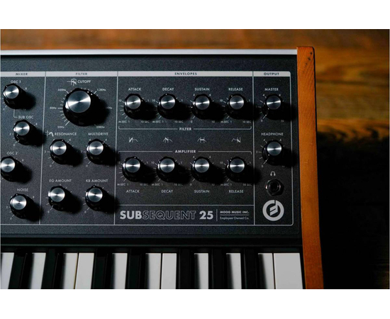 Аналоговый синтезатор MOOG SUBSEQUENT 25