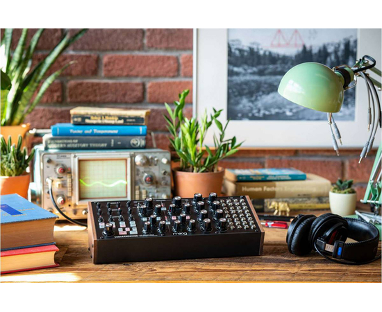 Аналоговый синтезатор MOOG SUBHARMONICON