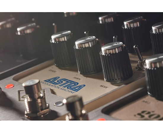 Педаль ефектів UNIVERSAL AUDIO Astra Modulation Machine