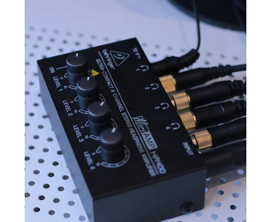 Підсилювач для навушників Behringer HA400