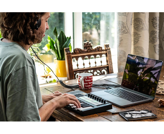 MIDI клавиатура NOVATION Launchkey Mini 25 MK4