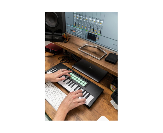 MIDI клавиатура NOVATION Launchkey Mini 37 MK4