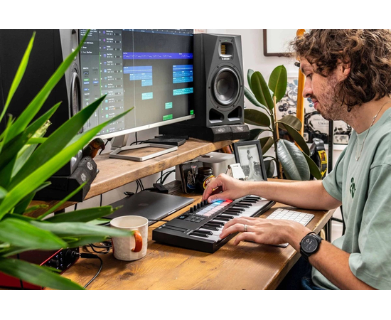 MIDI клавиатура NOVATION Launchkey Mini 37 MK4