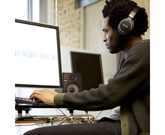 Студийные мониторы (активный + пассивный) BEHRINGER TRUTH 4.5BT