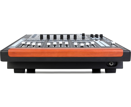 Цифровая микшерная консоль BEHRINGER WING Compact