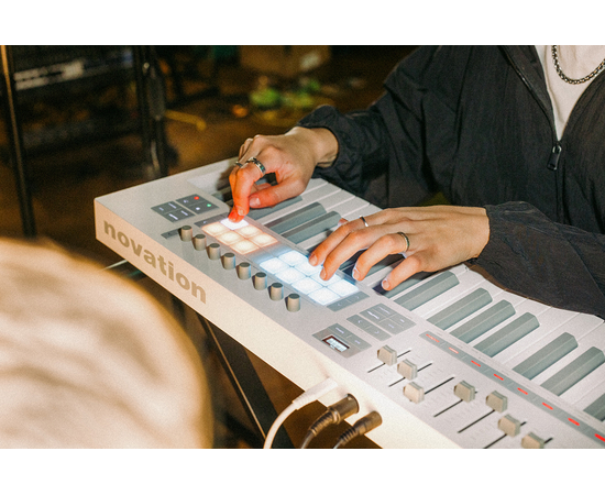 MIDI клавіатура NOVATION Launchkey 49 MK4 White Edition