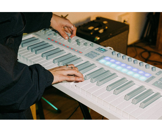 MIDI клавіатура NOVATION Launchkey 49 MK4 White Edition