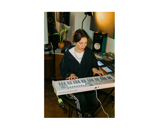MIDI клавіатура NOVATION Launchkey 49 MK4 White Edition